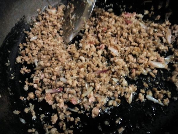 炒鍋不用放油，開小火將豬五花絞肉炒至金黃色。然後放入切好的紅蔥頭，轉中火炒至金黃色。