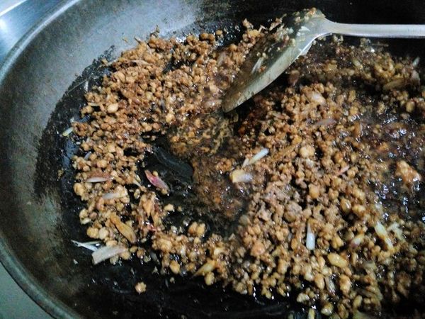 加入適量的冰糖與醬油，炒至冰糖完全溶解，釋放出醬香，豬五花絞肉完全上色。