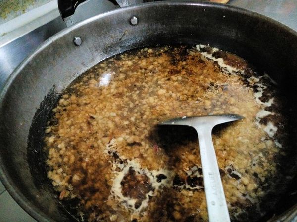 接著加入適量的米酒與少許白胡椒粉，然後倒入清水或是高湯，煮至沸騰。