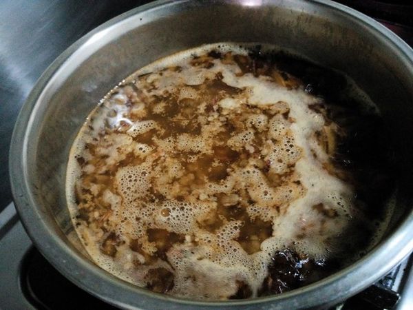 倒入裝著水煮蛋的滷鍋中，用小火滷30分鐘，關閉爐火悶10分鐘即可。