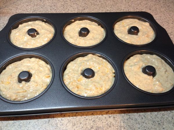 用湯匙挖入烤模。