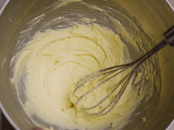 將奶油與砂糖混合攪拌到變米白色有蓬鬆感。
