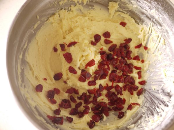 加入麵粉拌勻，再加入蔓越莓乾拌勻。