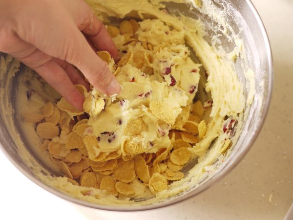 加入玉米片，用手與麵團輕輕拌勻混合，不要太用力以免玉米片碎裂。