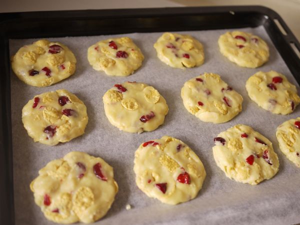 烤箱先上下火180度預熱。烤盤鋪上烘焙紙，取約50元硬幣大小的麵團捏成圓球，再用手掌壓成圓餅狀，每個大約6公分寬、厚約0.7公分。因為手掌有溫度如果覺得麵團太軟，可用保鮮膜包起來放冰箱冷藏20分鐘後取出，會比較好捏。