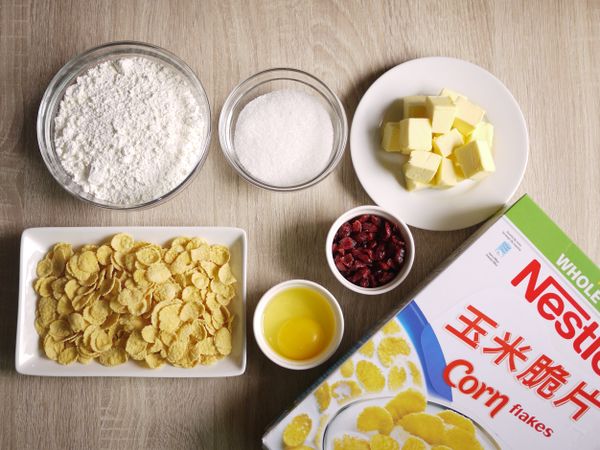 備料：奶油先放室溫軟化，蛋打成液備用，蔓越莓乾剪成碎狀，麵粉過篩。