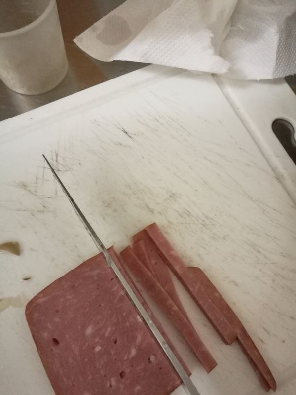 再切火腿
切成一條一條的
到時候比較好包