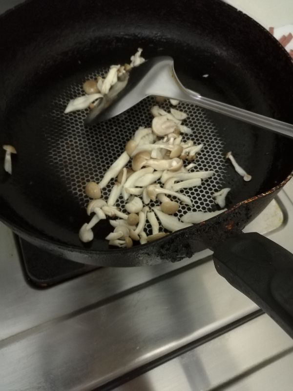 煎半熟後把水分倒掉
到時吃起來才不會濕濕的