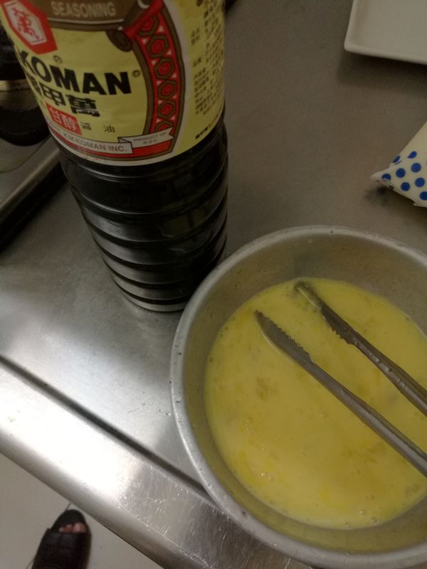 但攪拌均勻後
加入醬油
可增加鹹味