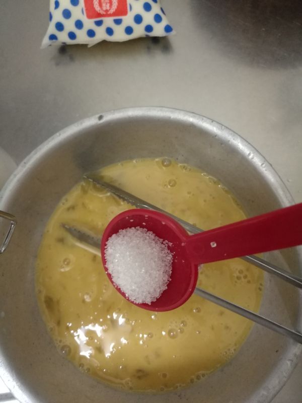 加入糖
攪拌至沒有顆粒
可讓味道有淡淡的甜