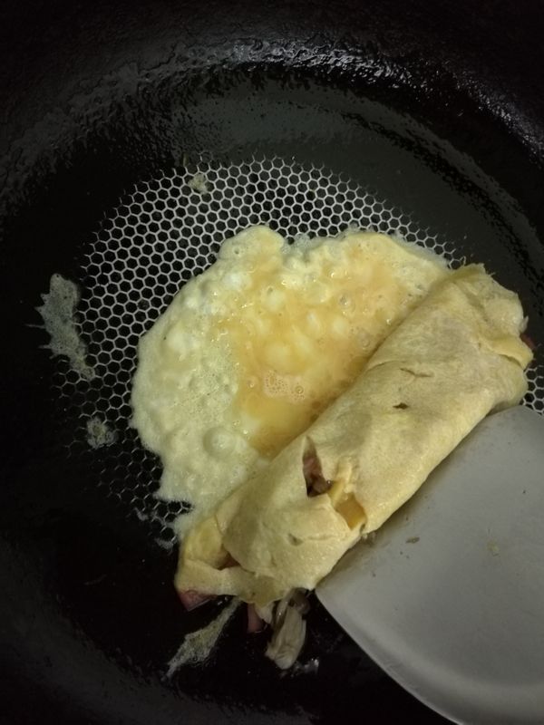 先塗一層油在平底鍋
再到蛋液
半熟後在捲起
捲完後再重複捲蛋皮