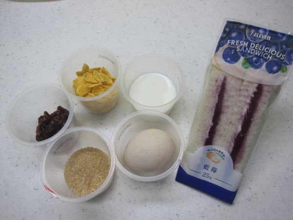 簡單備料 要準備野餐了!!! go 7-11的藍莓三明治