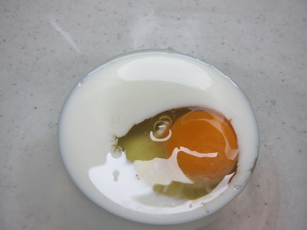 雞蛋 鮮奶 砂糖 混合在一起