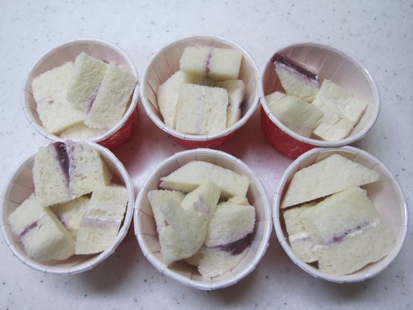 準備6個小鬆糕盒子, 先把切小塊的吐司放進去