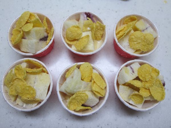 準備好香脆可口的穀片放置吐司上