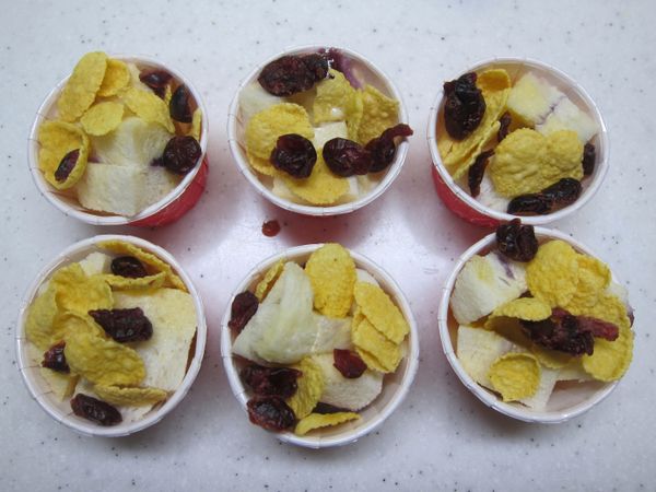 再加上跟藍莓同科的蔓越莓增加口感~~女孩兒也都喜歡, 烤箱先預熱後,200度c上下火烤12分鐘~~