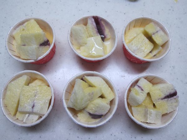 再把剛剛的牛奶蛋液平均倒進去6個盒子內