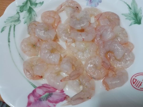 蝦仁去腸泥洗淨，以鹽及米酒醃漬10分鐘。