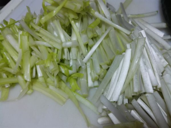 韭黃洗淨切段備用