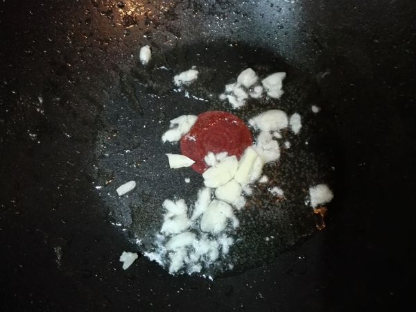 起油鍋放入蒜末爆香
