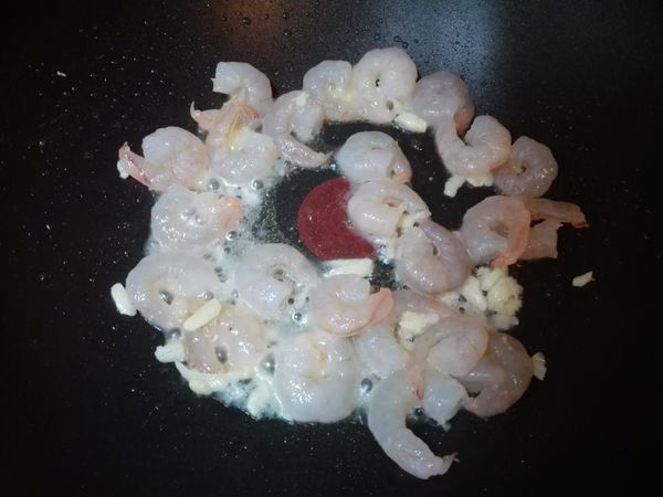 放入醃漬蝦仁，兩面煎至變色