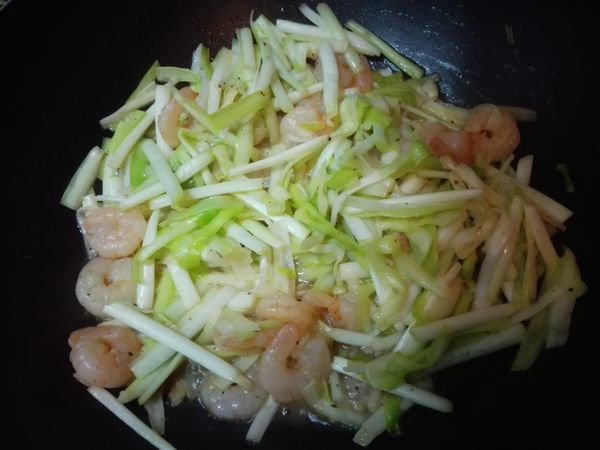 倒入些許水，悶煮一分鐘，再撒鹽、胡椒粉調味，即可盛盤完成。