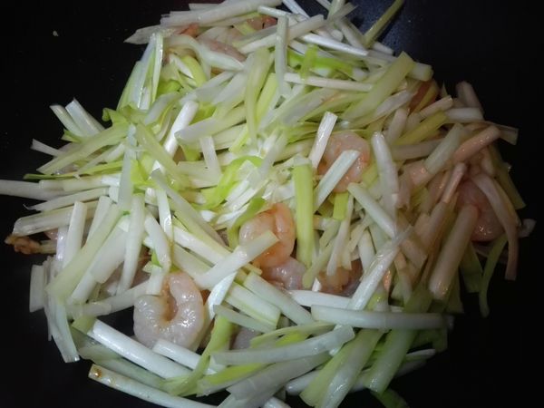 放入韭黃翻炒均勻