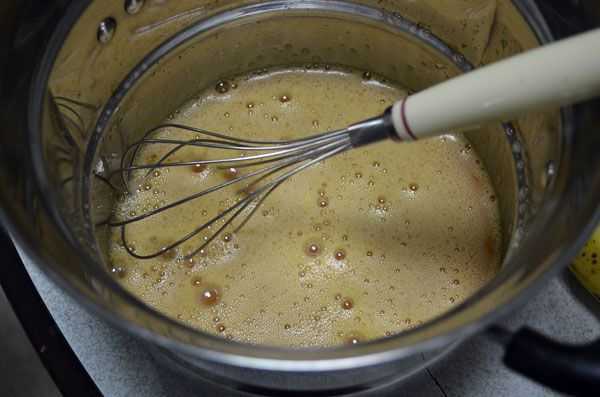 蛋分次加入和糖混合打發