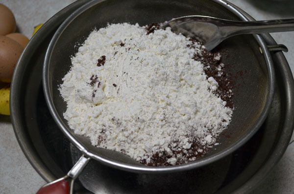 麵粉、泡打粉、可可粉過篩