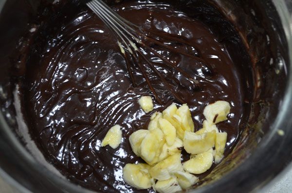 再加入切好的香蕉均勻攪拌，大小自行決定喔！