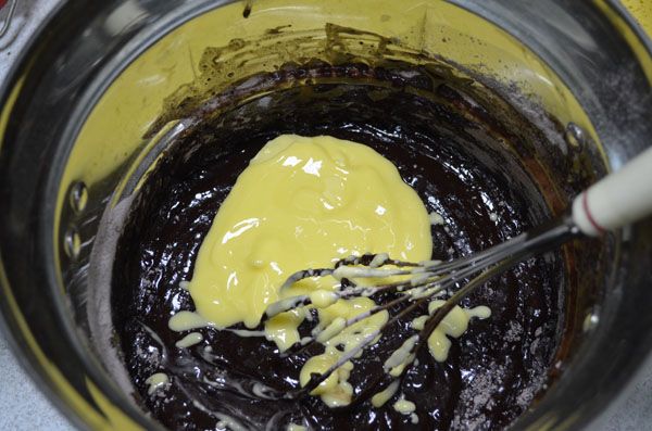 拌入融化的奶油均勻攪拌