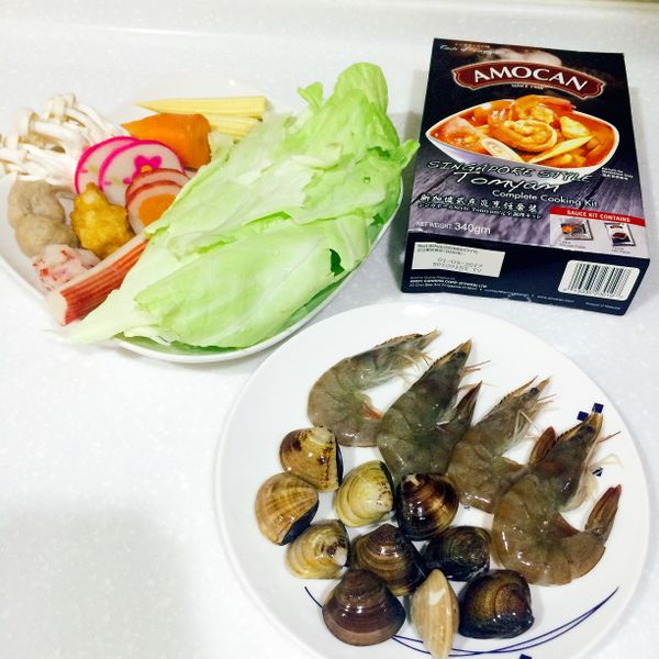 備料：菜切適當大小，蛤蜊要吐沙，草蝦要清洗乾淨。