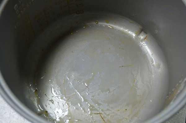 電子鍋底部抹上適量奶油