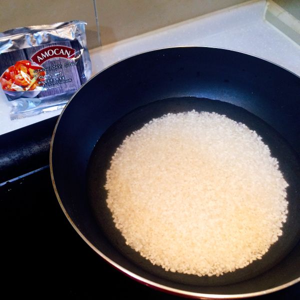 一杯半的米洗淨後。
於鍋內加入兩杯量杯水，開中大火讓米煮熟。(約15分鐘)