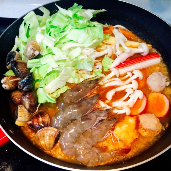 將食材擺在飯上，讓食材均勻受熱。
(因米飯容易吸水，需適當補充水，才不會鍋底有鍋巴或鍋內食材太乾，不易受熱均勻)
備註：約10-15分鐘，待蛤蜊打開，鍋內食材皆熟滾。