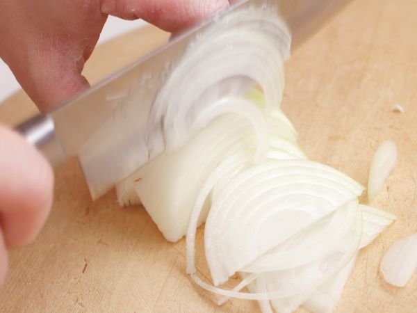 將洋蔥去芯剝皮後切成薄片