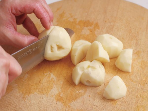 馬鈴薯削皮後切成4等分。