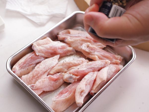 雞翅撒上少許鹽與胡椒