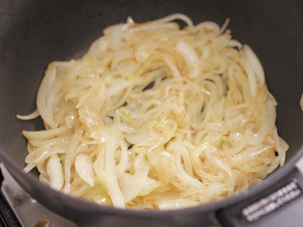 鍋裡放入植物油後開大火，炒至洋
蔥呈淺褐色。