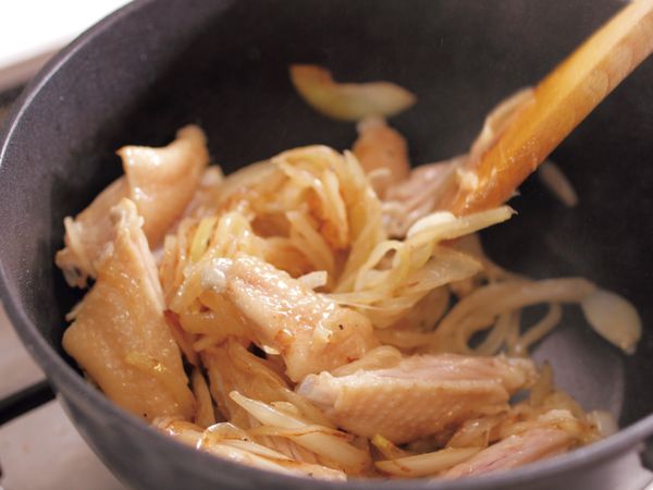 維持大火放入雞翅，炒至雞翅表面
上色