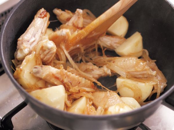 維持大火放入馬鈴薯，快速拌炒讓
馬鈴薯表面都沾上油。