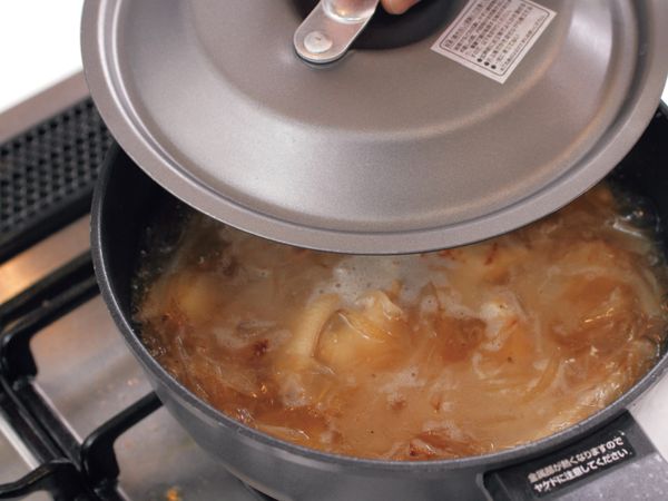 蓋上鍋蓋以小火燉煮40分鐘。