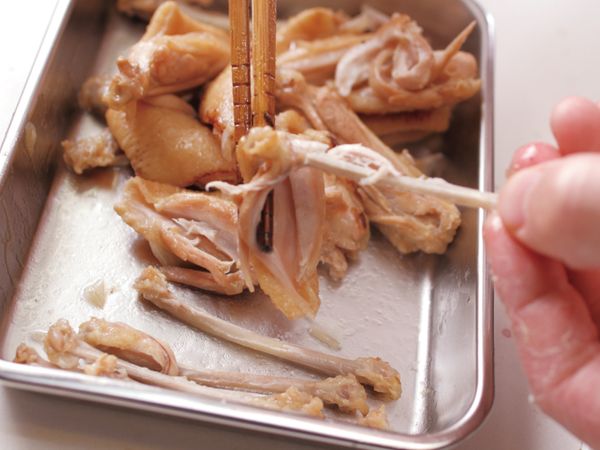 關火，取出雞翅，將雞翅去骨。
肉的部分放回鍋中。