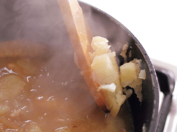 不要開火，用拌匙將馬鈴薯往鍋子
內側壓碎