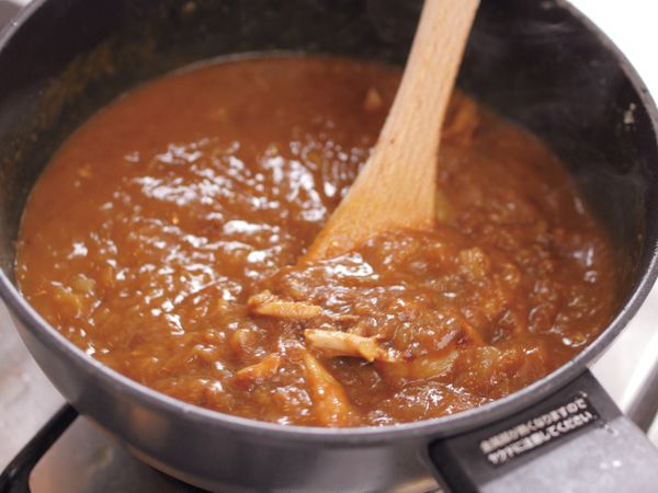 沸騰後放入咖哩塊。咖哩塊都溶化
後再開小火加熱，咖哩煮至恰到好
處的濃稠狀。