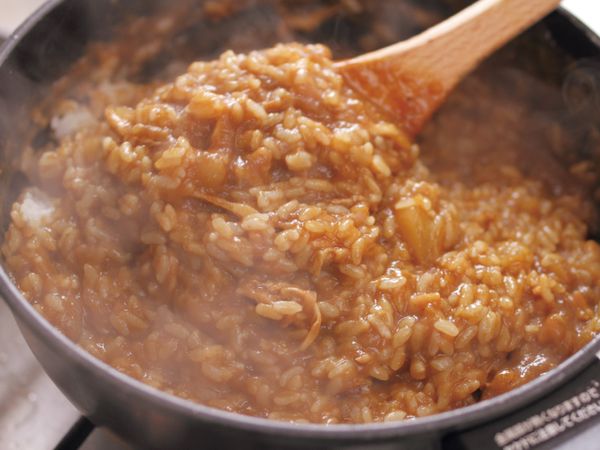 關火，倒入醬油迅速攪拌，再放入
白飯接著攪拌。