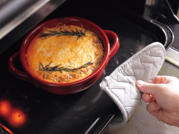 將13 放入250℃預熱後的烤箱中，烤約10 ～ 12 分鐘至乳酪融化上色。