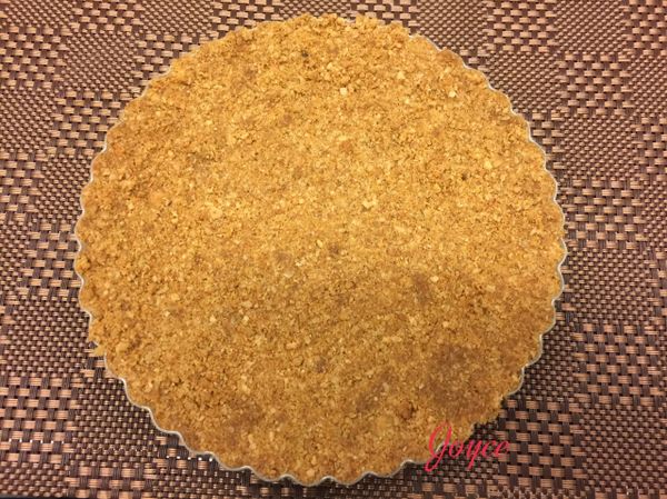 將消化餅壓成細末,加入溶化無鹽奶油混合均勻,將餅乾放入塔模裡,壓實壓緊,烤箱180度烤8分鐘,放涼備用