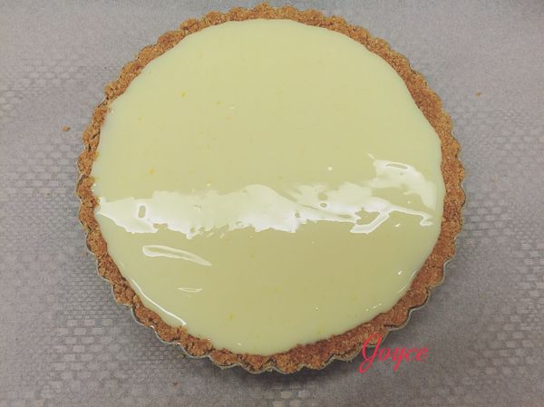 將150ml檸檬汁.4個蛋黃.煉乳混合均勻製成檸檬醬,倒入放涼派皮裡,烤箱180度烤10分鐘