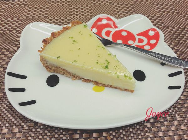 將檸檬派放涼再放進冰箱冰鎮2～3小時
,取出前灑上檸檬皮,冰涼酸甜的煉乳檸檬派完成